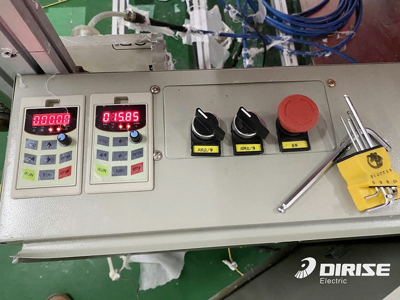 德瑞斯-熔噴布設(shè)備擠出機(jī)變頻器應(yīng)用案例-現(xiàn)場圖片1